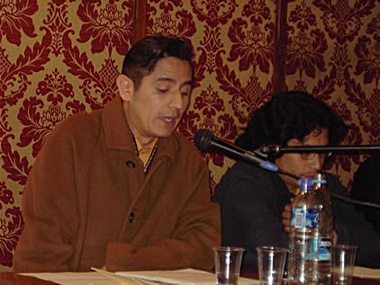 Frido Mart�n lee unos poemas de su �ndex personal